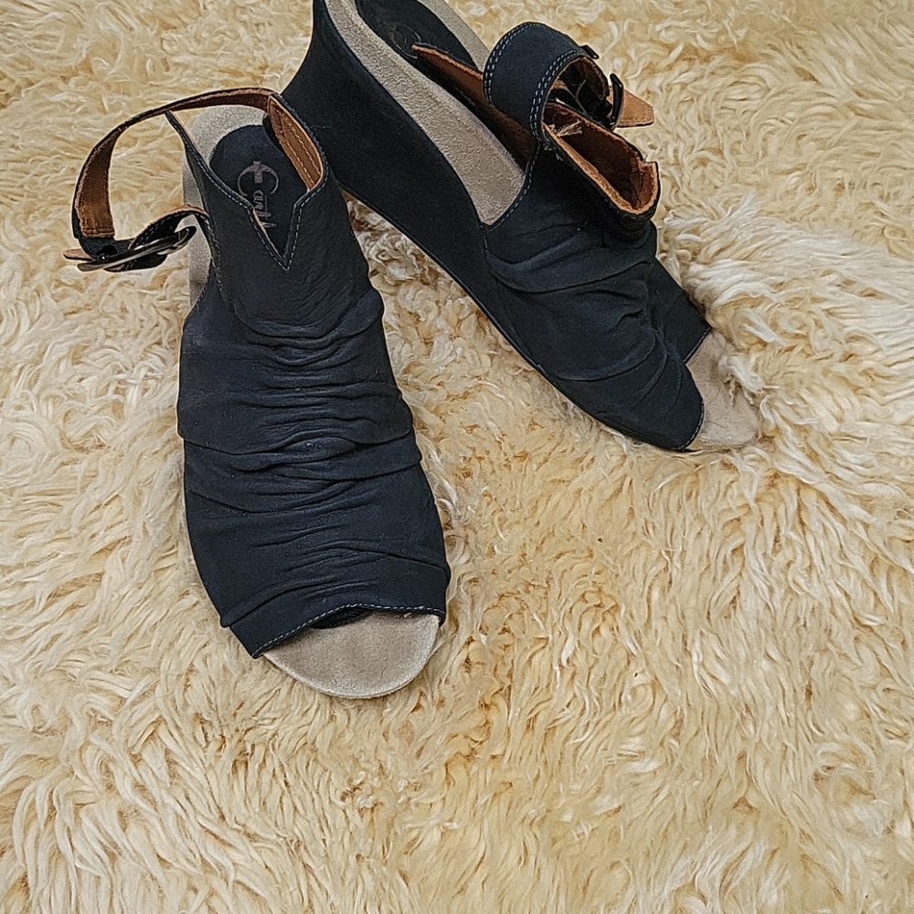 Earthies Black Size 10 womans wedge leather Shoes